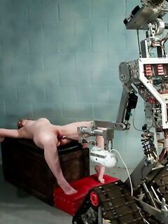 Большой робот в роли секс машины для красотки Джесси