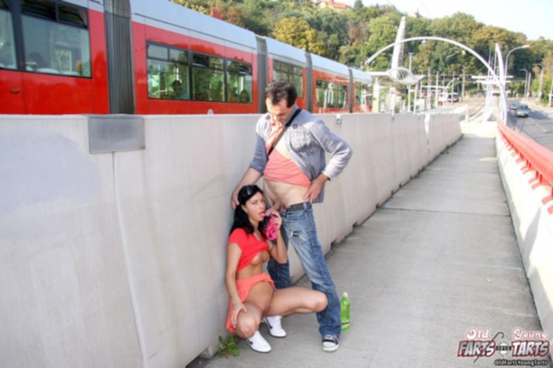 Старик трахает восемнадцатилетнюю Катю возле метро