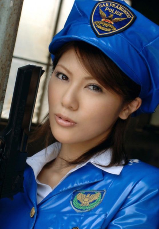 Азиатская девушка в полицейской форме Сан-Франциско