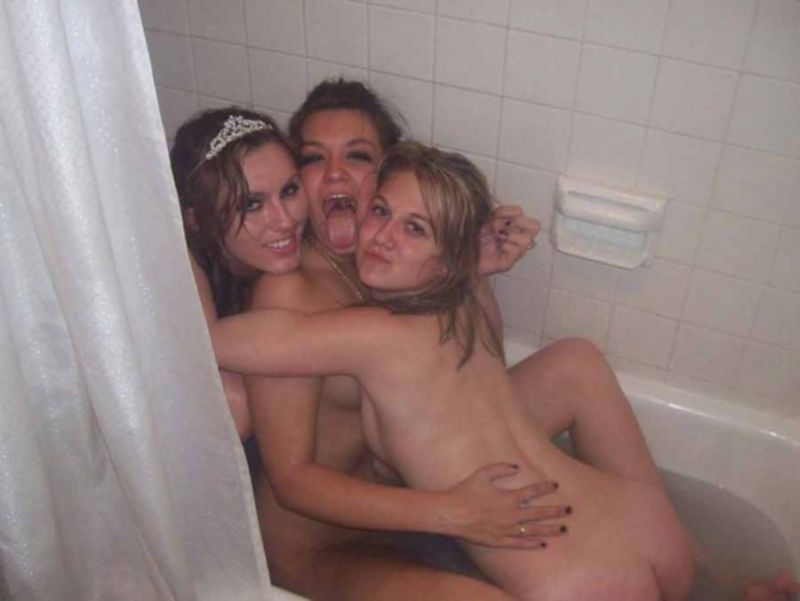 Пьяные лесбиянки аматорки лижутся в ванной