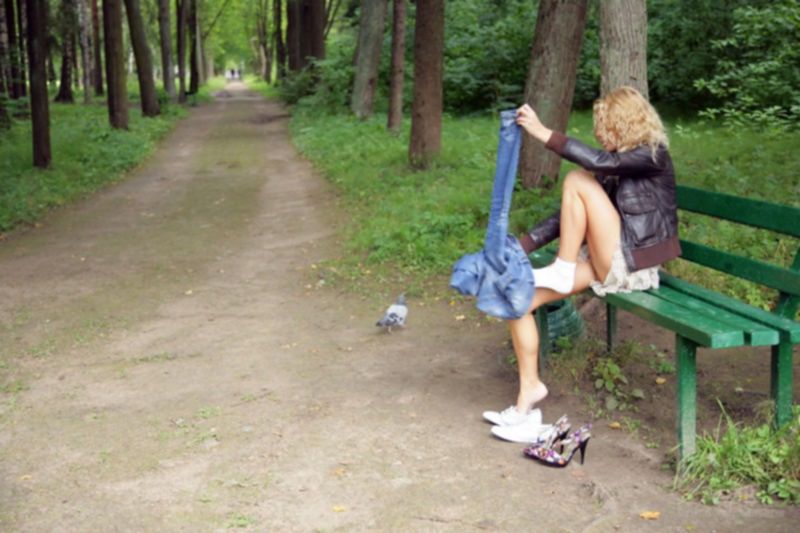 Молодая русская модель разделась в парке догола