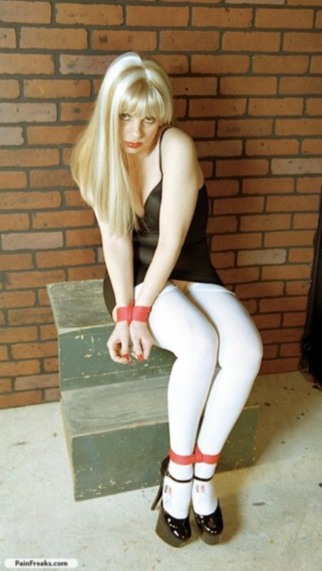 Связанная блондинка с кляпом во рту ждет ебли