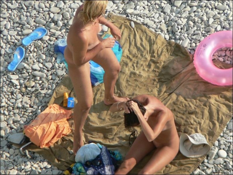 Телки с голыми письками загарают на пляже