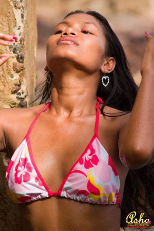 Индийская молодая модель в бикини раздевается догола